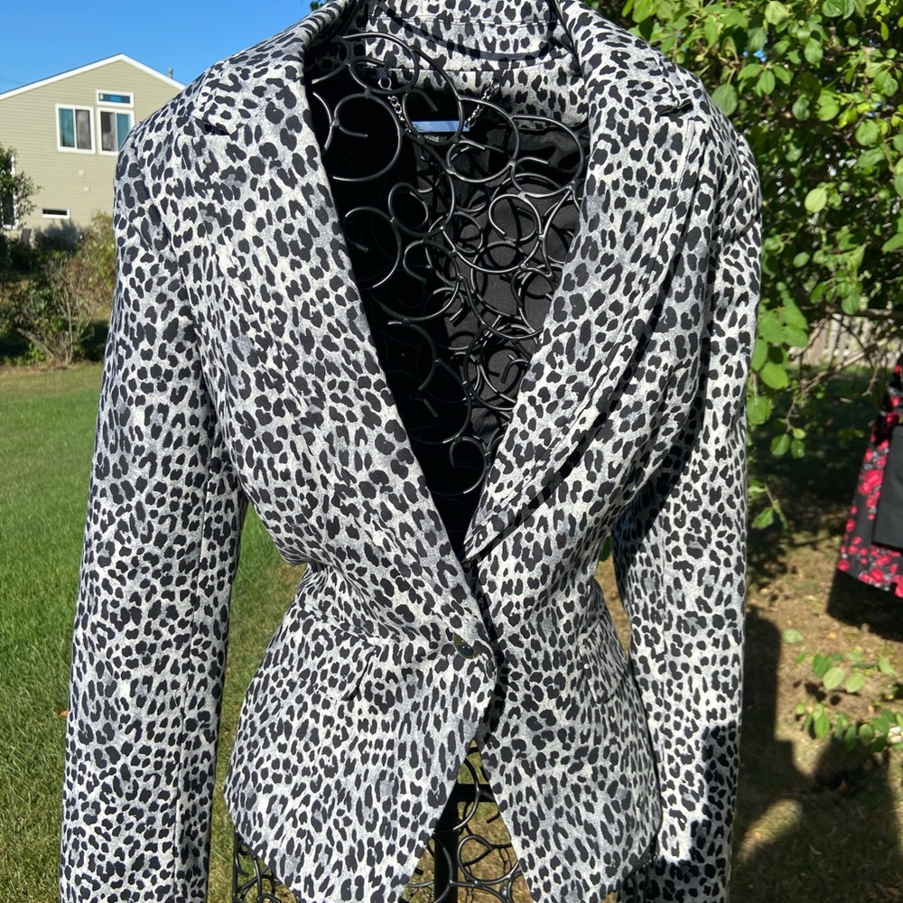 WHBM SNOW LEOPARD PRINT BLAZER